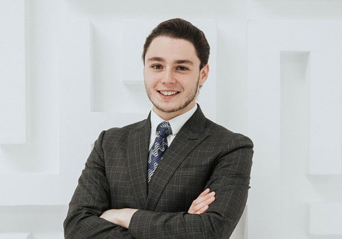 Con trai tỷ phú thuê nhà giá rẻ, đi tàu điện ngầm