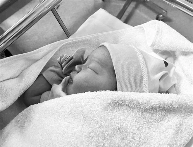 Hình ảnh em bé mới sinh của vợ chồng Đỗ Hải Yến.