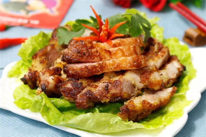 Dùng chanh để xát vào  bì lợn giúp thơm ngon