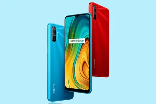 Realme C3 đem đến cho khách hàng 2 tuỳ chọn màu sắc gồm đỏ và xanh. Giá bán của phiên bản RAM 3 GB tại Ấn Độ là 6.999 Rupee (tương đương 2,28 triệu đồng). Phiên bản RAM 4 GB có giá 7.999 Rupee (2,60 triệu đồng).