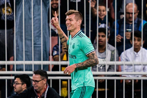 Kroos có pha đá phạt góc đưa bóng đi thẳng vào lưới Valencia. Ảnh: Getty.