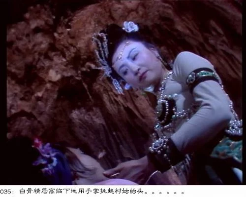 Dương Xuân Hà vai Bạch Cốt Tinh sẵn sàng thể hiện ca khúc Núi đỗ quyên tại một buổi liên hoan quần chúng.