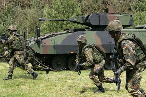 Binh sĩ Đức tham gia tập trận cùng xe chiến đấu bộ binh Puma tại Munster ngày 2/5/2006. Ảnh: Reuters