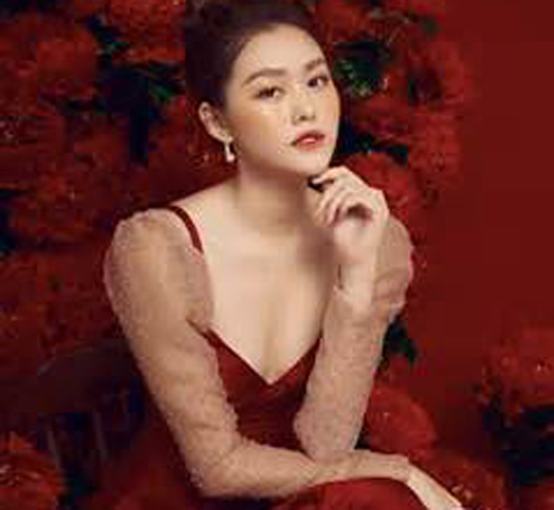 Khoe vẻ quyến rũ trong váy xinh nhưng fan chỉ chú ý đến chiếc nhẫn kim cương của Tường San