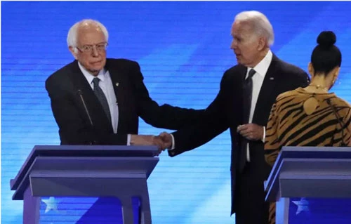 Ông Bernie Sanders (trái) bắt tay cựu Phó Tổng thống Mỹ Joe Biden. Ảnh: AP.