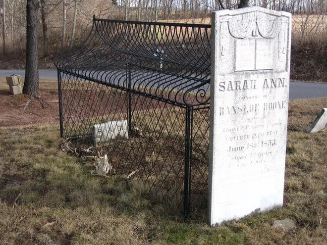Nhiều người không khỏi tò mò khi nhìn thấy hai ngôi mộ được bọc lồng sắt tọa lạc tại một nghĩa trang ở ngoại ô thị trấn Catawissa, bang Pennsylvania, Mỹ. Trong đó, một ngôi mộ thuộc về Sara Ann Boone - người qua đời năm 1852. Bà là vợ ông Ransloe Boone.