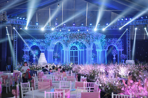 Nhà Duy Mạnh dựng rạp hoành tráng, chuẩn bị nước rửa tay cho khách dự cưới