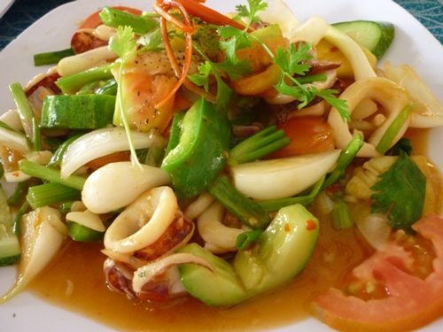 Mực xào ớt chuông thơm ngon đậm đà, hết sạch mùi tanh mẹ nào cũng nên học