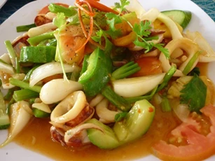 Mực xào ớt chuông thơm ngon đậm đà, hết sạch mùi tanh mẹ nào cũng nên học