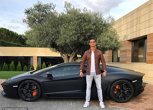 'Lóa mắt' trước dàn siêu xe trị giá gần 6 triệu bảng của Ronaldo