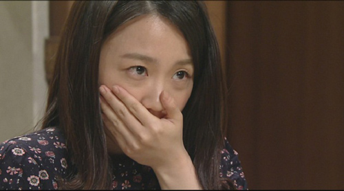 Nửa đêm thức giấc vô tình thấy cảnh tượng đó trong phòng mẹ chồng khiến tôi "chết đứng"