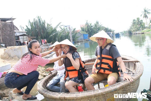 Sinh ra và lớn lên ở rừng dừa nước Bảy Mẫu, giờ đây Lý đang thành công với dịch vụ đưa rước khách tham quan bằng thuyền thúng.