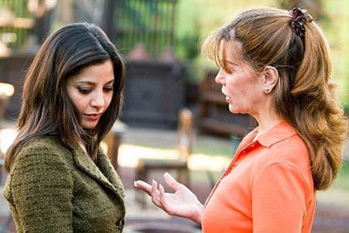 Mẹ chồng "hai mặt" khiến nàng dâu khốn đốn