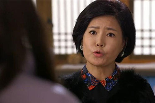 Mẹ đẻ lên chăm con gái ở cữ, mẹ chồng đãi toàn rau: 'Lợn giờ đắt hơn vàng, chịu khó ăn rau đi'