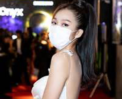 Khả Ngân lộ bắp tay to đồ sộ khác hoàn toàn với ảnh chỉnh sửa