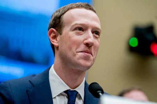 Mark Zuckerberg (Tài sản: 80,6 tỷ USD, nguồn tài sản: Facebook, năm sinh: 1984): Mark Zuckerberg là người đồng sáng lập, CEO của Facebook, công ty đứng sau mạng xã hội lớn nhất thế giới. Có trụ sở tại Menlo Park, California (Mỹ), Facebook có doanh thu 56 tỷ USD năm 2018 với hơn 2 tỷ người dùng hàng tháng. Công ty này niêm yết vào năm 2012 và là IPO công nghệ lớn nhất lịch sử thời điểm đó. Zuckerberg và vợ là những nhà từ thiện nổi tiếng, với cam kết dành 99% cổ phần Facebook của mình để giúp đỡ nhân loại. Zuckerberg bắt đầu bán cổ phiếu Facebook từ tháng 8/2016 để làm từ thiện. Hiện ông nắm giữ khoảng 15% cổ phần tại Facebook. Ảnh: Getty Images.