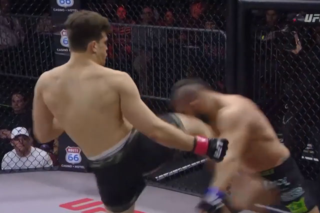 Cận cảnh đòn gối siêu mạnh khiến võ sĩ Brazil ngã gục xuống sàn đấu