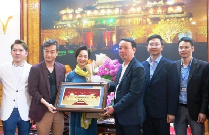 Phó Chủ tịch UBND tỉnh Thừa Thiên Huế Phan Thiên Định tặng quà lưu niệm cho đoàn làm phim “Gái già lắm chiêu 3”