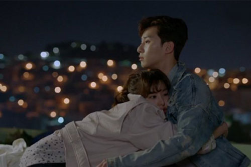 Mang đồ ăn tới chỗ làm cho bạn gái, tôi giật mình nhìn em ngồi lên đùi kẻ khác