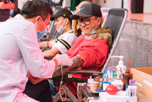 Tuấn Hưng đeo khẩu trang đi hiến máu tình nguyện