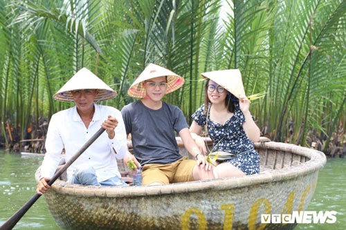 Thời điểm Lý mở dịch vụ tham quan rừng dừa Bảy Mẫu, Trần Văn Phú cũng nghỉ công việc ở khách sạn để chuyển sang chèo thuyền thúng đưa rước khách.