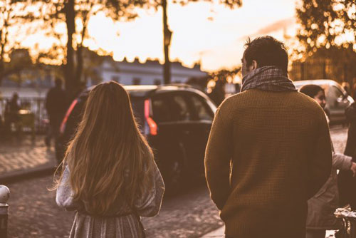 Chồng phẫn nộ vì chạm mặt tình cũ của vợ ở nhà ngoại