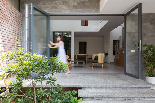 Ngôi nhà chữ T mộc mạc có nhiều công năng