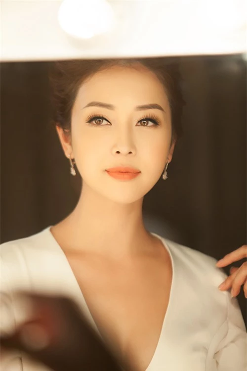 Hoa hậu sở hữu nhan sắc đậm chất Á Đông với gương mặt trái xoan, đôi mắt nâu to tròn…