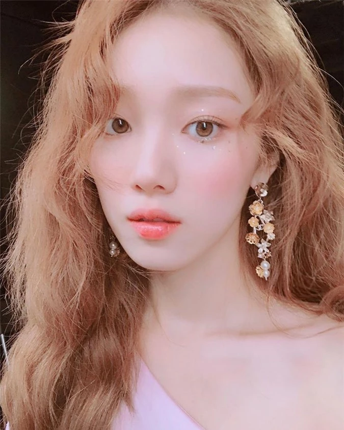 Lee Sung Kyung kết hợp son hồng san hô với kiểu trang điểm trái đào cực hot