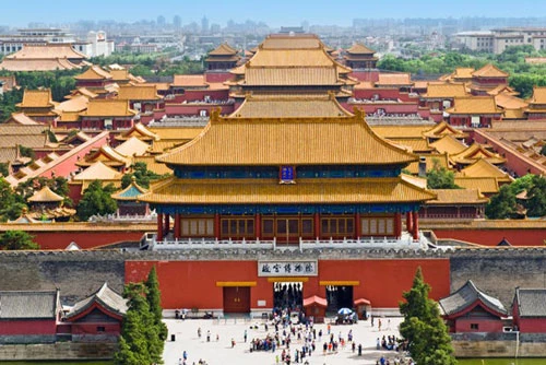 Nằm giữa thủ đô Bắc Kinh, Tử Cấm Thành hay còn gọi Cố Cung là địa điểm du lịch nổi tiếng thế giới. Vua chúa Trung Quốc và hậu cung từ triều Minh cho tới cuối nhà Thanh sống tại nơi này trong suốt nhiều thế kỷ.