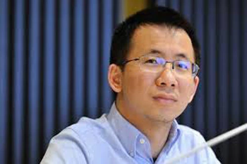 Zhang Yiming (Tài sản: 16,2 tỷ USD, nguồn tài sản: ByteDance, năm sinh: 1984): Zhang Yiming là người sáng lập, chủ tịch của ByteDance, một trong những nền tảng nội dung truyền thông lớn nhất Trung Quốc. Năm 2018, ByteDance được định giá 75 tỷ USD, là một trong những startup giá trị nhất thế giới. Công ty này nổi tiếng với ứng dụng tin tức Toutiao và ứng dụng video xã hội TikTok. Dù là một trong những người giàu nhất Trung Quốc. Zhang Yiming, khá kín tiếng về cuộc sống cá nhân. Chỉ riêng trong năm 2018, tài sản của ông tăng thêm 12 tỷ USD. Ảnh: Bloomberg.