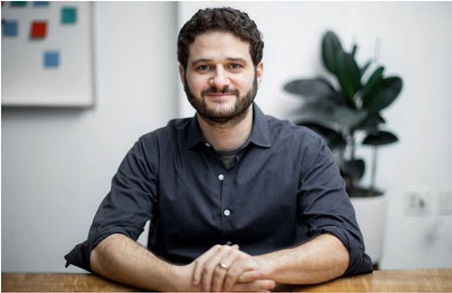 Dustin Moskovitz (Tài sản: 13,3 tỷ USD, nguồn tài sản: Facebook, năm sinh: 1984): Dustin Moskovitz và bạn cùng phòng Mark Zuckerberg đồng sáng lập mạng xã hội Facebook từ phòng ký túc xá đại học Harvard. 4 năm sau, ông rời Facebook và thành lập công ty phần mềm doanh nghiệp Asana. Phần lớn tài sản hiện tại của ông đến từ 2% cổ phần ở Facebook. Cũng giống như người bạn học cũ, Moskovitz và vợ cũng thành lập quỹ từ thiện Good Ventures và đã dành nhiều triệu USD cho các hoạt động y tế và bình đẳng hôn nhân. Dustin Moskovitz đã bỏ quốc tịch Mỹ và hiện sống tại Singapore. Ảnh: Getty Images.