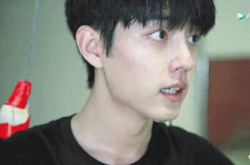 Vô tình lộ mặt mộc sau cảnh quay dưới mưa, nhan sắc thật của Tiêu Chiến khiến fan kinh ngạc