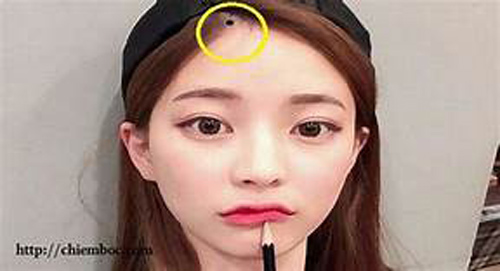 Phụ nữ có nốt ruồi ở vị trí này, vào trung vận sẽ 'bùng nổ', phú quý thăng hoa