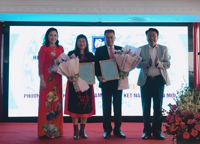 Mrs. Ha Thi Thu (red long dress) congratulates outstanding members