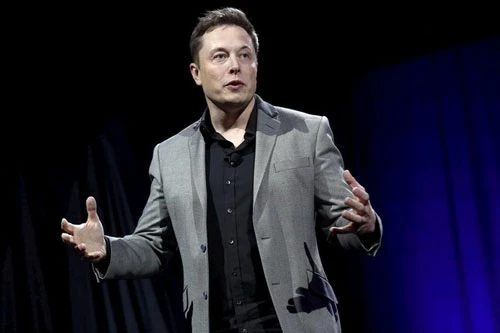 Tỷ phú Elon Musk sở hữu khoảng 20% cổ phần ở hãng sản xuất xe điện Tesla. Ông cũng là giám đốc điều hành của một công ty ở thành phố Palo Alto (California, Mỹ), chuyên cung cấp các hệ thống lưu trữ năng lượng mặt trời. Vị tỷ phú kiếm được 14,6 tỷ USD nhờ vào việc chế tạo các giải pháp thân thiện với môi trường. Ảnh: Reuters.