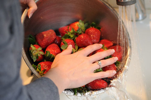 Chỉ cần thêm thứ này vào nước ngâm rau quả, bao nhiêu hóa chất trôi đi hết, chẳng lo hại sức khỏe