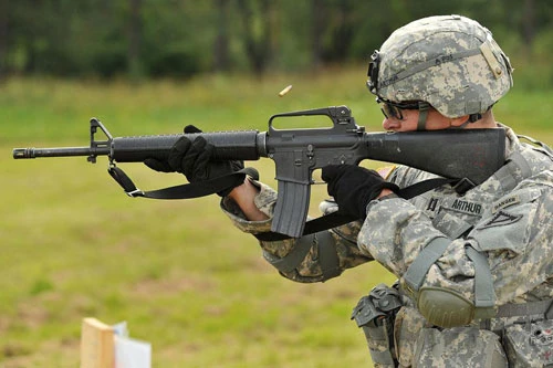 Nói đến súng trường tiến công tiêu chuẩn cho quân đội Mỹ, mọi người có thể nghĩ ngay đến M16. Từ khi được đưa vào sử dụng từ những năm 1960 đến nay, đặc tính kỹ chiến thuật của súng trường tấn công AR-15/M16 là một chủ đề gây tranh cãi trong giới chức quân đội Mỹ. Hơn 40 năm qua, mẫu súng này vấp phải rất nhiều chỉ trích từ binh lính cũng như các chuyên gia quân sự. Hiệu suất sử dụng kém, hay kẹt đạn, khó thích ứng với môi trường chiến đấu khắc nghiệt là những điểm yếu cố hữu của M16.