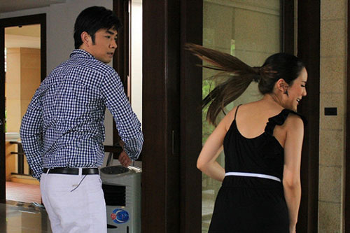 Sáng nào cũng thấy bông hồng cài trước cửa, nghi vợ có nhân tình chồng lén lắp camera để rồi hối hận vô cùng