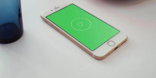 iOS hỗ trợ người dùng một tính năng khá hữu ích là ứng dụng đo độ cân bằng. Chỉ cần vào phần La bàn (compass), sau đó vuốt qua trái, ứng dụng cân bằng sẽ xuất hiện. Ứng dụng này rất tiện lợi trong việc treo tranh ảnh hoặc kiểm tra độ cân bằng của mặt bàn.