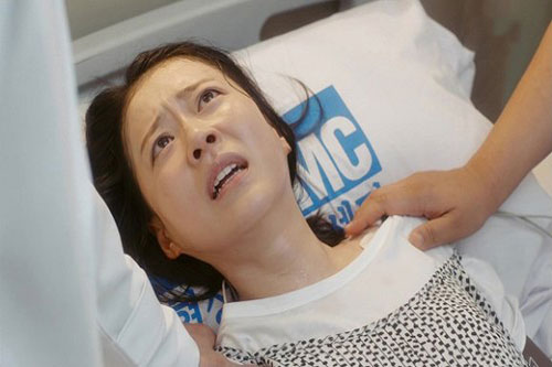 Nửa đêm không thấy vợ đâu, nhưng rồi 'chua xót' khi thấy 'nửa kia' làm hành động với con búp bê nhỏ