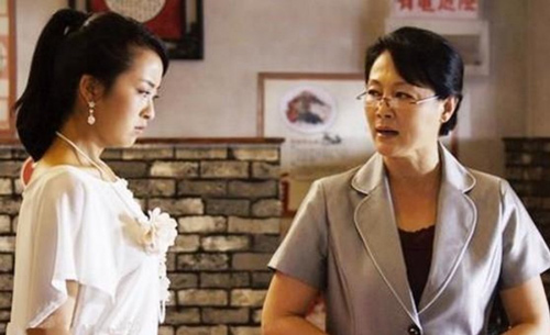 Mẹ chồng vừa ném trả vàng vừa nhiếc con dâu "hồi môn cũng giả", nào ngờ cô nói một câu khiến bà im bặt