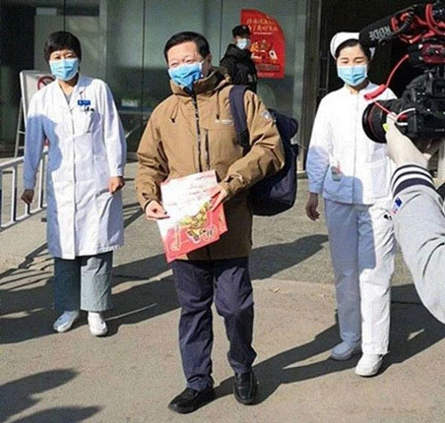 Chiều 30/1, Wang Guangfa, Giám đốc Khoa Hồi sức và Chăm sóc Hồi sức, Bệnh viện thuộc Đại học Bắc Kinh (Peking University First Hospital) được xuất viện từ Bệnh viện Ditan (Bắc Kinh, Trung Quốc). Wang Guangfa là thành viên nhóm chuyên gia của Ủy ban Y tế và Sức khỏe Quốc gia đến Vũ Hán để kiểm tra tình hình dịch bệnh và anh là thành viên đầu tiên trong nhóm bị chẩn đoán nhiễm virus corona. (Ảnh: Tin tức Bắc Kinh)