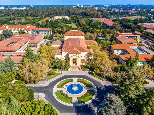 Vị tỷ phú trẻ tuổi theo học ngành thiết kế sản phẩm tại Đại học Stanford, nơi anh có cơ hội nghe những buổi trò chuyện của các CEO công nghệ nổi tiếng. Tại đây, anh đã gặp 2 nhà đồng sáng lập khác của Snapchat là Reggie Brown và Bobby Murphy. Ảnh: Shutterstock.