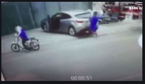 Clip: Hai người đàn ông bị ô tô bán tải húc bay như “phim hành động”