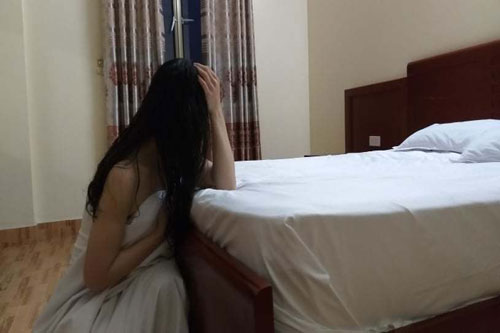 Kết hôn 10 năm, vợ kêu không cảm xúc bằng một đêm 'say nắng' với anh bán gà