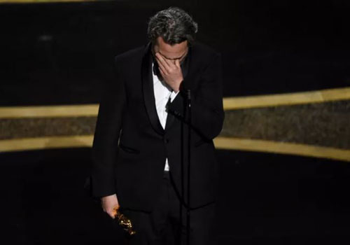 Oscar 2020: Joaquin Phoenix xúc động nhắc tới anh trai khi nhận giải Nam diễn viên xuất sắc