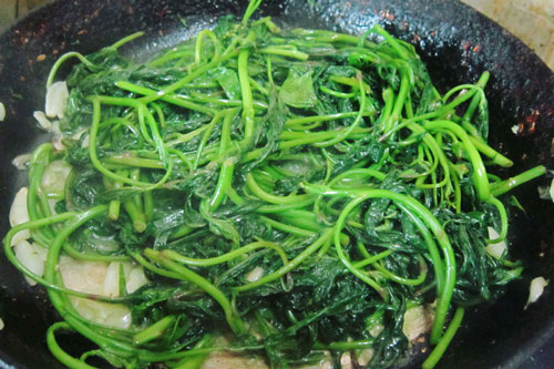 Rau lang luộc xưa rồi, phi thơm tỏi rồi xào cùng với thứ này vừa ngon vừa lạ, gia tăng sức đề kháng