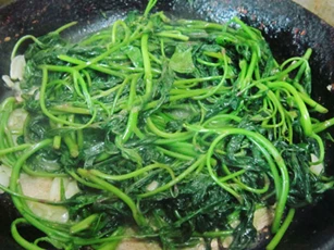 Rau lang luộc xưa rồi, phi thơm tỏi rồi xào cùng với thứ này vừa ngon vừa lạ, gia tăng sức đề kháng