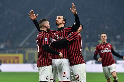 Zlatan đặt dấu giày trong 2 bàn thắng của Milan.